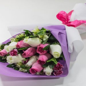 Ramo 🤍  Regalos rosas, Arreglos florales diy, Ramo de rosas